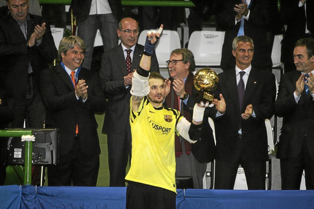 Cristian recoge el trofeo como MVP de la Copa de Espaa 2011