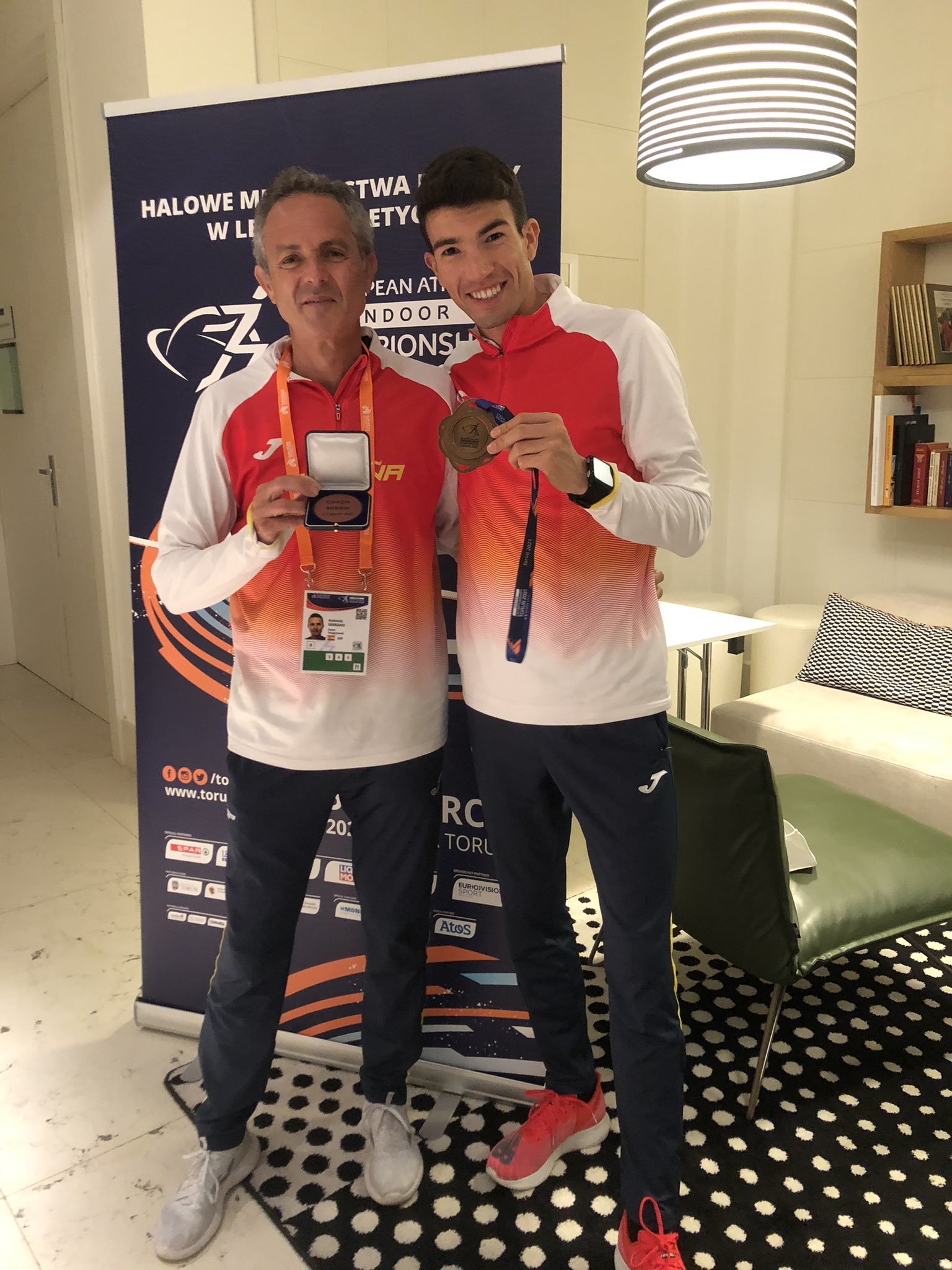 Antonio Serrano y Adel Mechaal posando con la medalla de bronce en el europeo de Torun