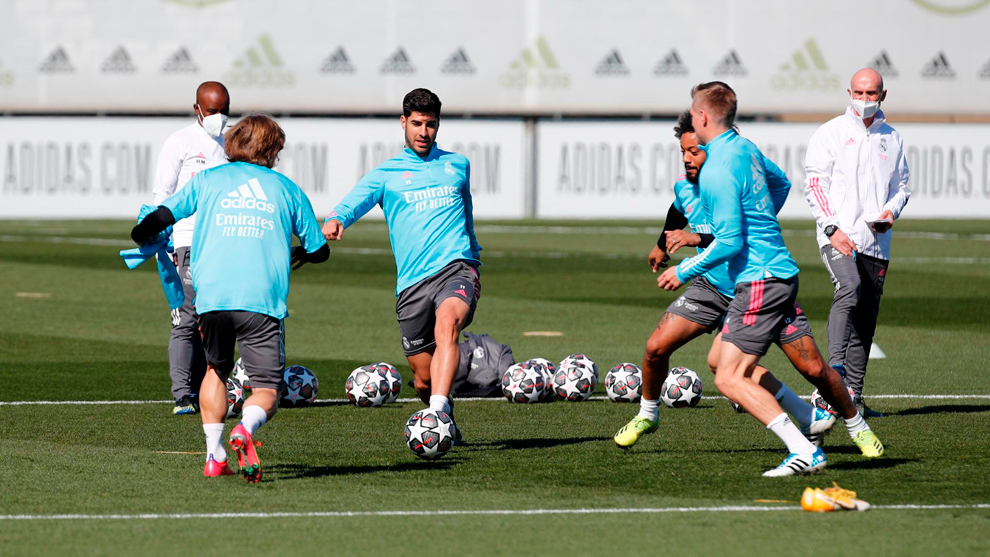 Modric, Asencio, Marcelo y Kroos en un rondo durante el entrenamiento del Real Madrid
