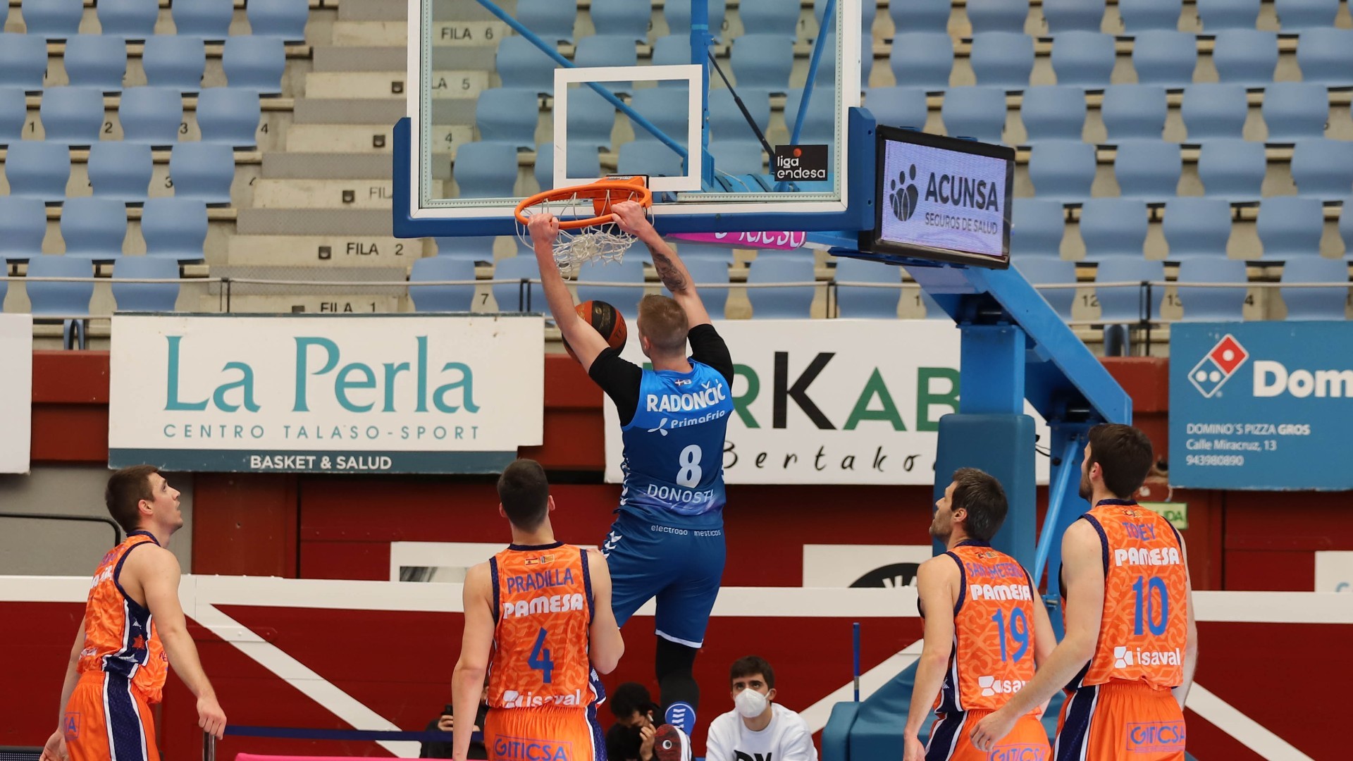 Dino Radoncic machaca el aro del Valencia Basket.