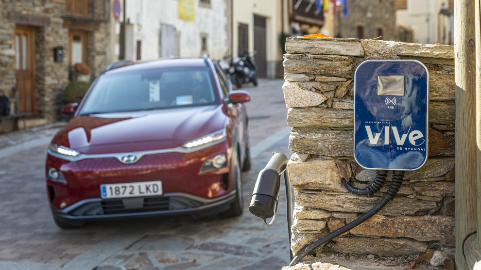 Un Hyundai Kona 100% eléctrico del programa Vive en el pueblo de La Hiruela (Madrid).