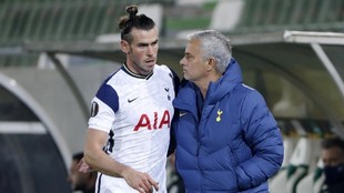 Mourinho, junto a Bale en un partido del Tottenham.
