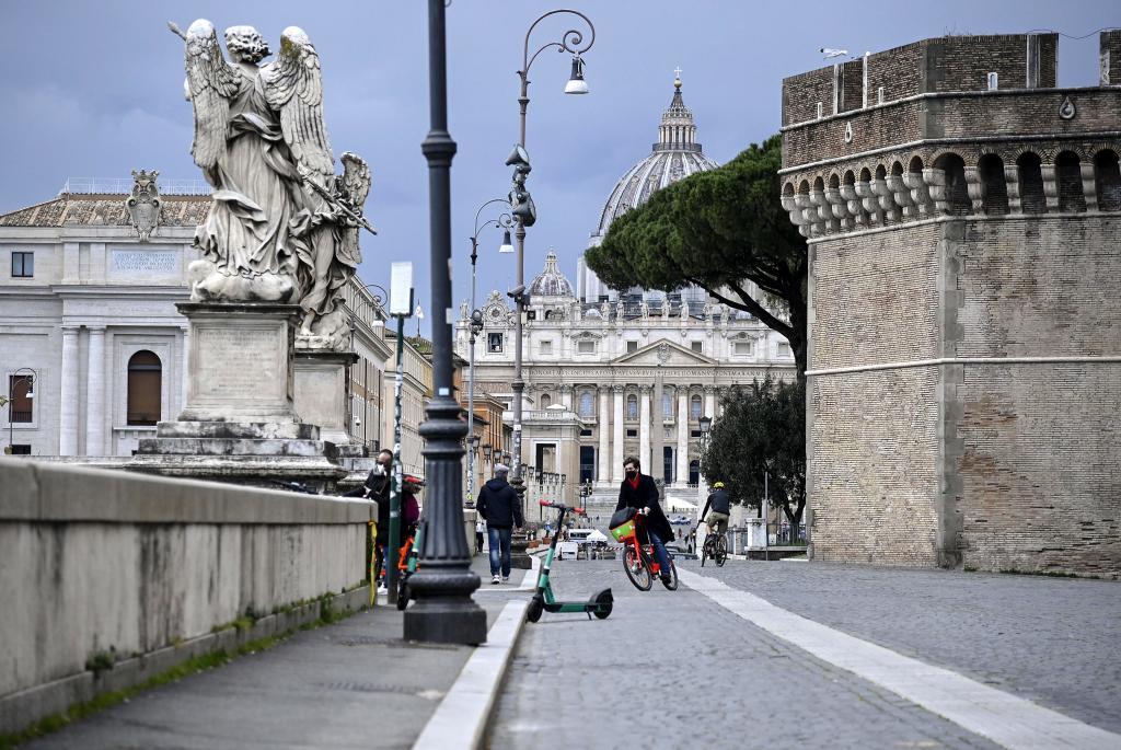 Imagen del nuevo confinamiento en Roma. Las zonas con mayor incidencia del coronavirus en Italia han entrado en un nuevo confinamiento
