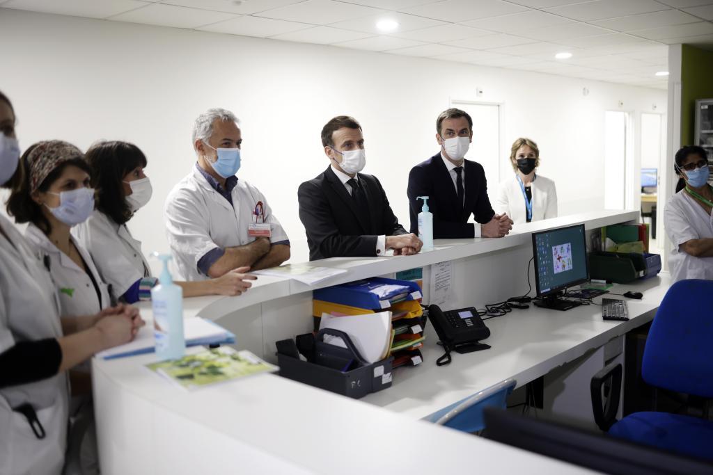 Emmanuel Macron, presidente de Francia, visita un hospital en Saint-Germain-en-Laye. Francia ha decretado hoy ms restricciones a causa de la pandemia de coronavirus.