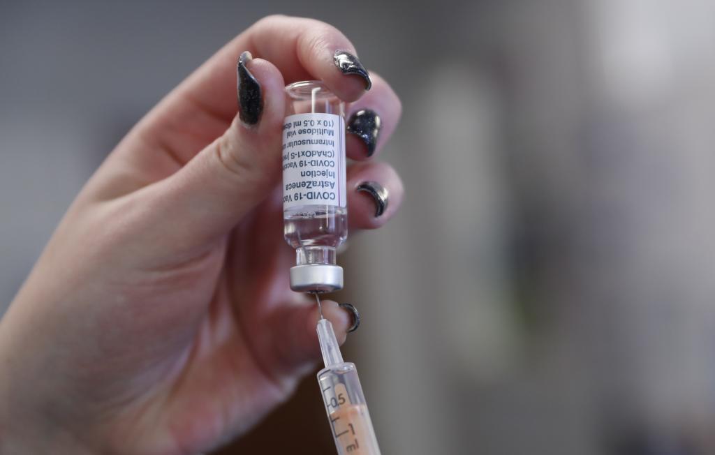 Una enfermera saca una dosis de la vacuna de AstraZeneca