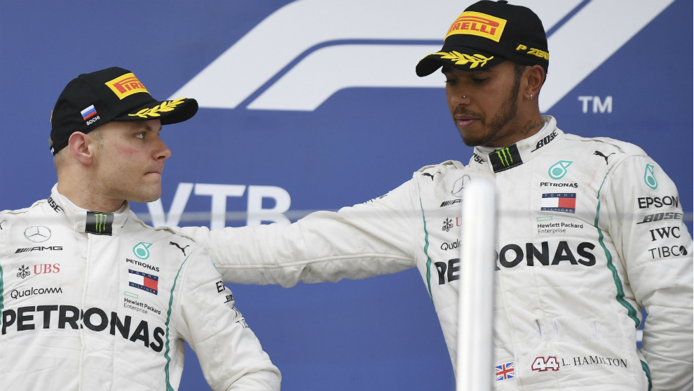 Hamilton consuela a Bottas, en el podio de Sochi.