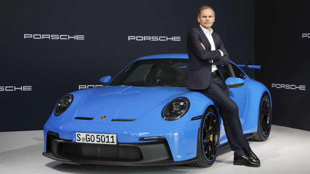 El consejero delegado de Porsche, Oliver Blume, con un Porsche 911 GT3.