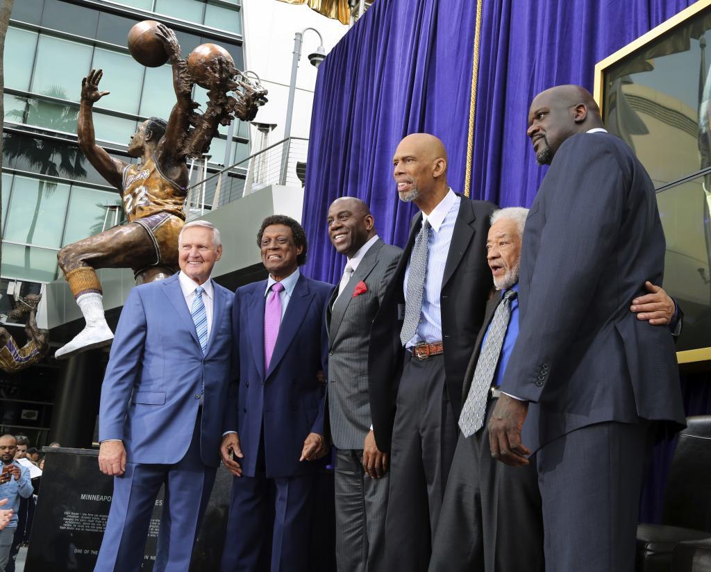Baylor junto a Jerry West, Magic Johnson, Kareem Abdul-Jabbar, el msico Bill Withers y Shaquille O'Neal.