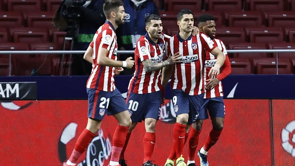 Suárez celebra su gol ante el Alavés con Carrasco, Correa y Lemar.