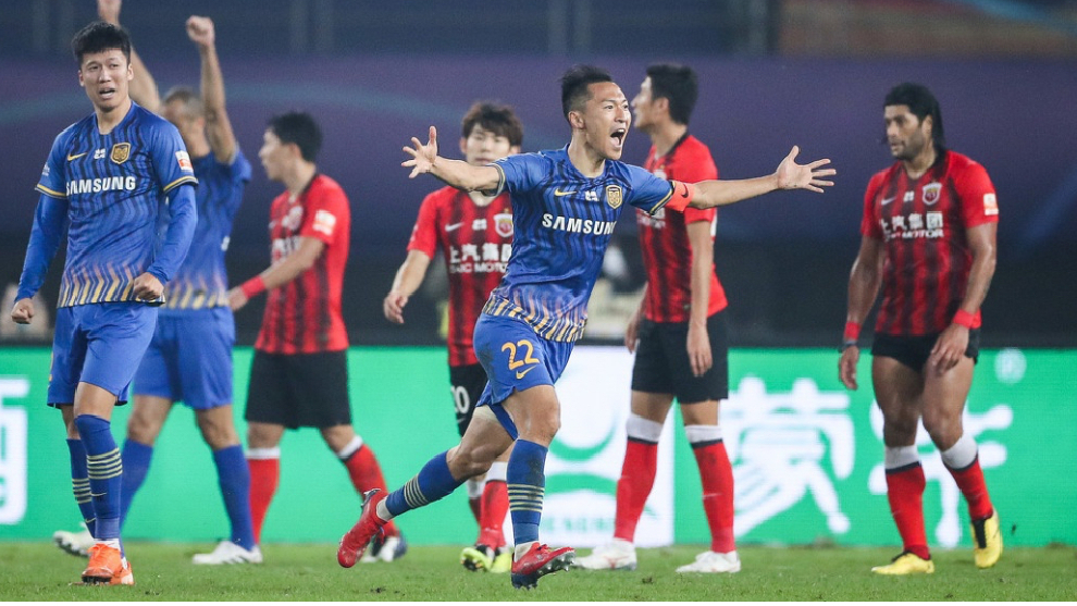 Wu Xi tras marcar en seminfinales de la Superliga china al SIPG