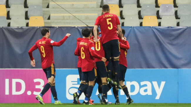Los jugafores de Espaa celebrana el gol de Puado.