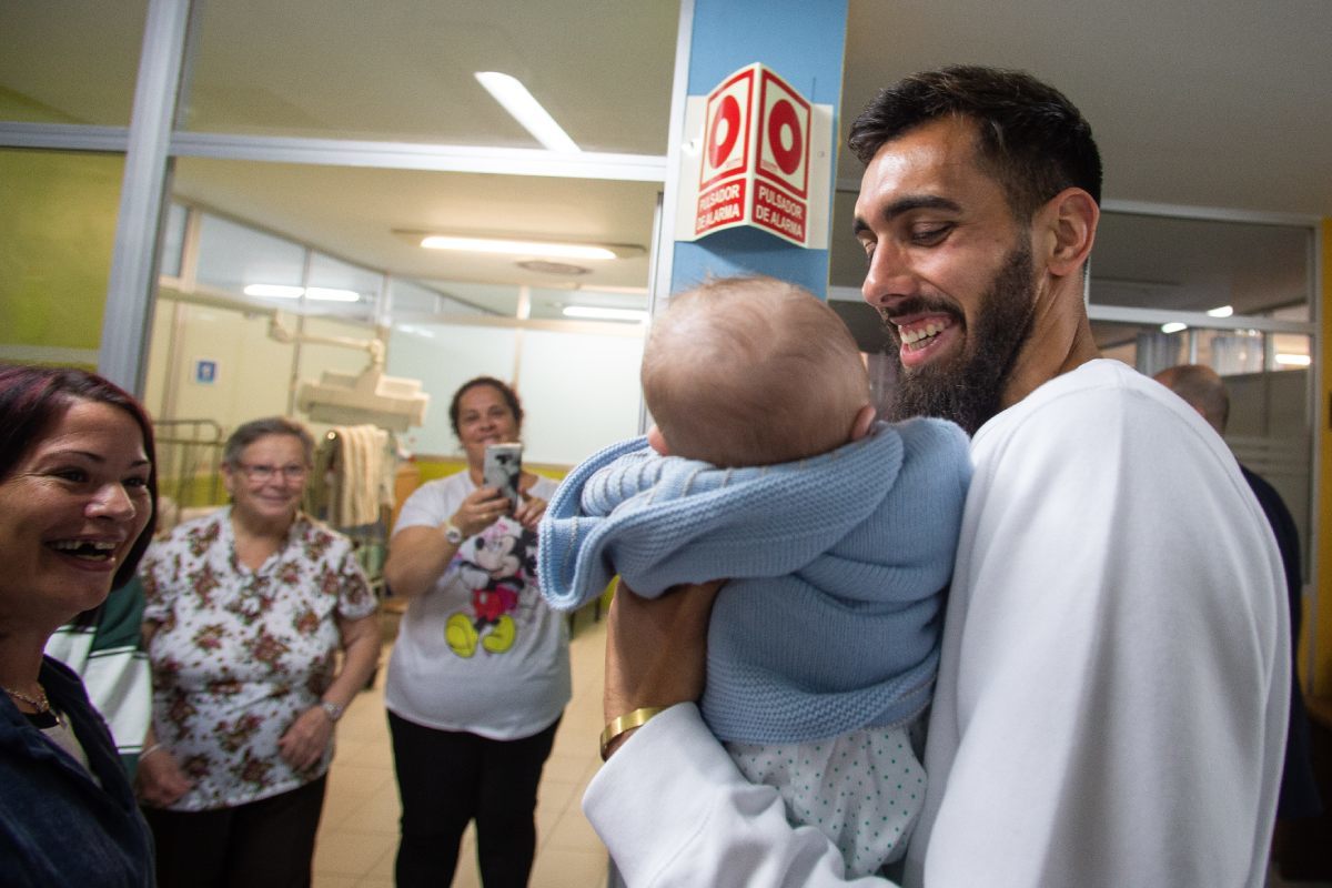 Borja Iglesias, visitando un hospital infantil
