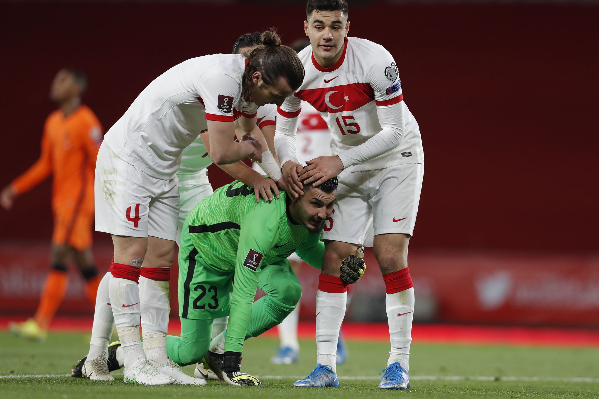 Çakir es felicitado por sus compañeros tras pararle el penalti a Depay (Holanda).