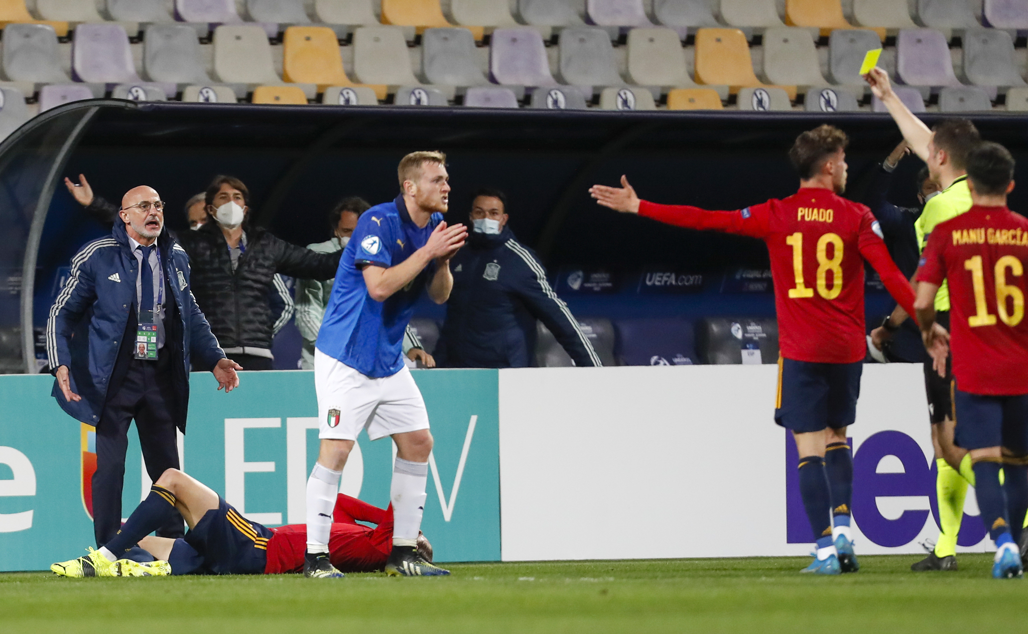Spain coach Luis de la Fuente, left, reacts after his player Oscar Mingueza is fouled by Italy's Tommaso Pobega during the Euro U21 group C soccer match between Spain and Italy in lt;HIT gt;Maribor lt;/HIT gt;, Slovenia, Saturday, March 27, 2021. (AP Photo/Darko Bandic)