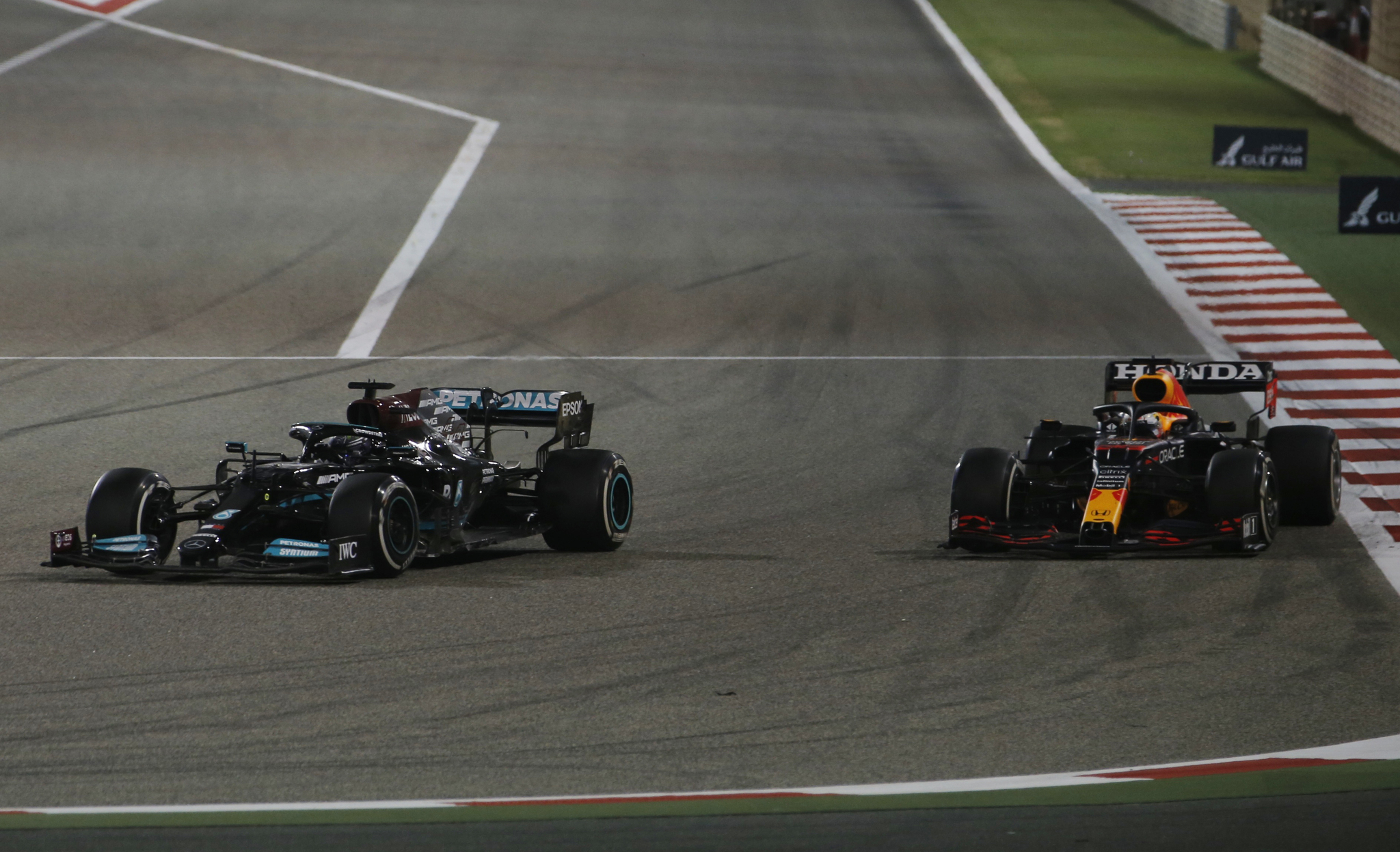 Hamilton conquista Bahrin en un maravilloso duelo con Verstappen