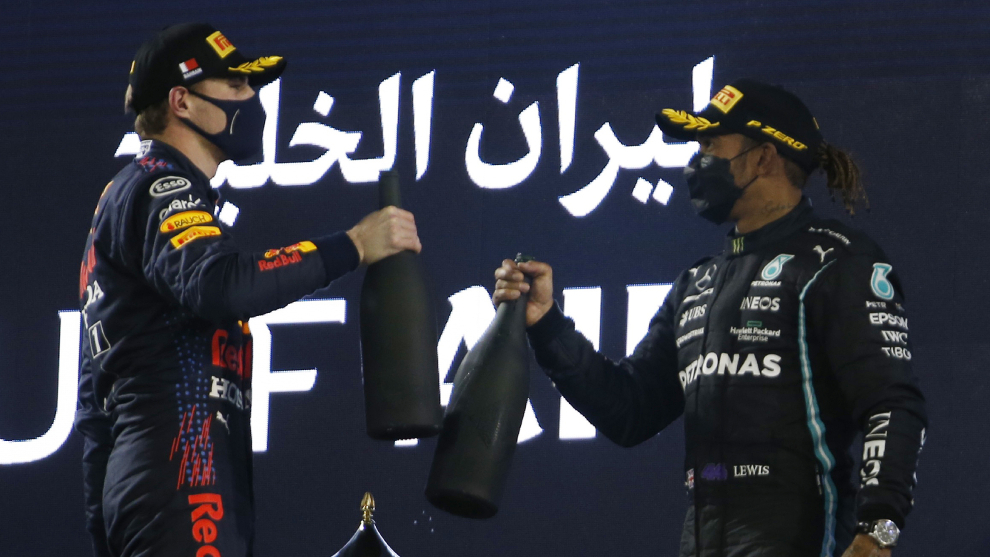 Max Verstappen y Lewis Hamilton en el podio del Gran Premio de...