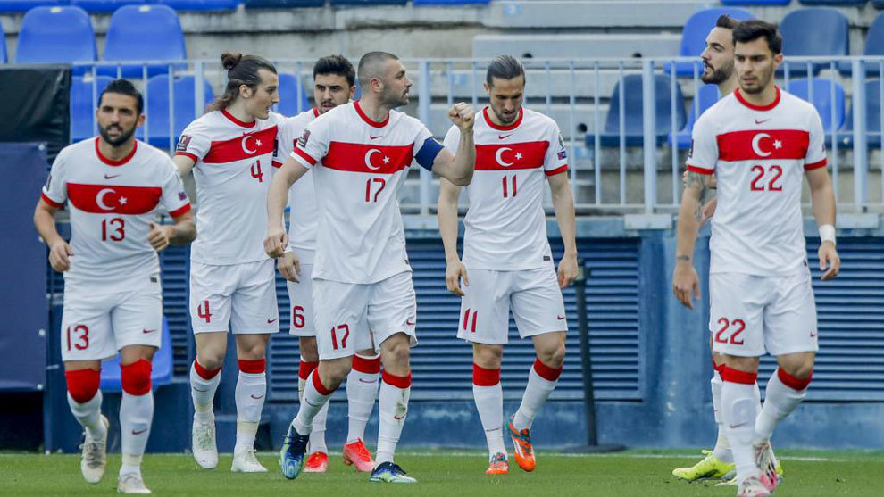 Los jugadores de Turquía celebran uno de sus goles a Noruega.