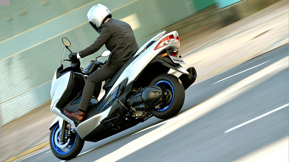 Motos: Suzuki Burgman 400: el maxiscooter recibe