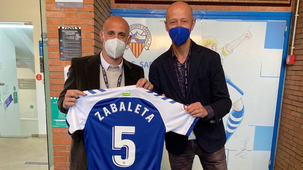 Pablo Zabaleta recibe la camiseta del Sabadell.