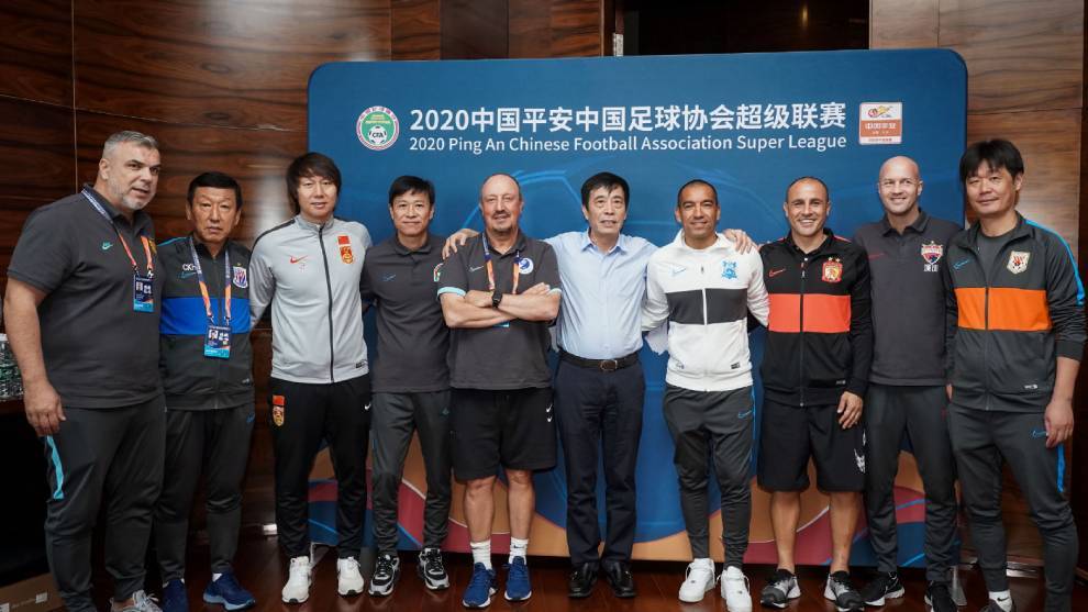 El presidente de la Federación, Chen Xuyuan, posa con parte de los técnicos de los clubes de la Superliga china el año pasado.