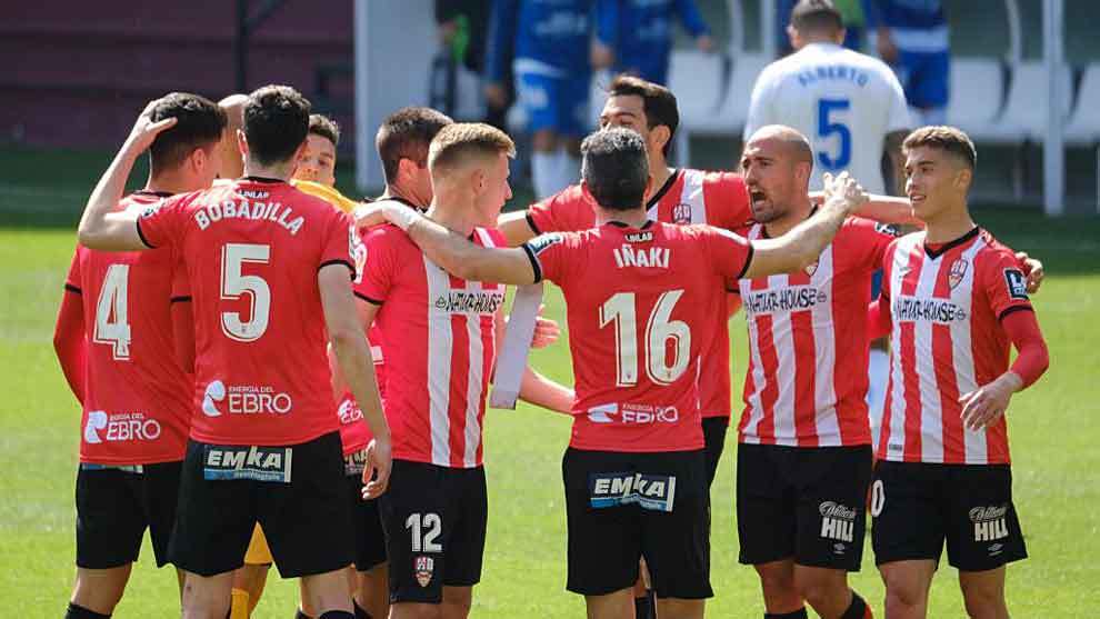 Los jugadores del Logroñés celebran el gol de su capitán Iñaki