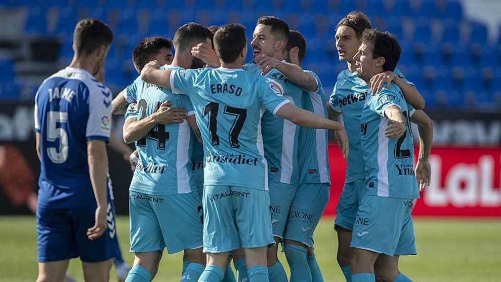 Los jugadores del Legans celebran uno de sus dos goles al Sabadell