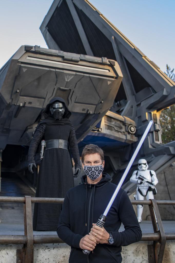 Tom Brady llega a Star Wars para manejar el Halcn Milenario