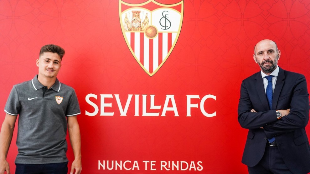 Ivn Romero posa junto a Monchi tras firmar su nuevo contrato.