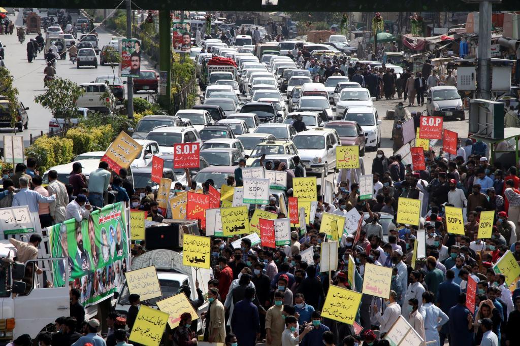 Manifestacin en Pakistn contra las medidas de restruccin por el recrudecimiento de la pandemia
