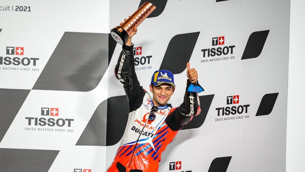 Jorge Martn, en el podio, con el trofeo que le acredita como tercero en el GP de Doha.