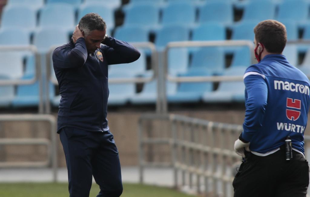 José Gomes laments during yesterday's game at La Romareda
