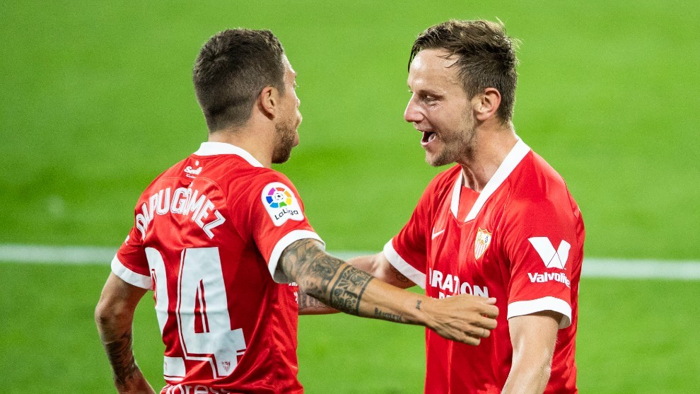 Papu G�mez y Rakitic celebran un gol del Sevilla.