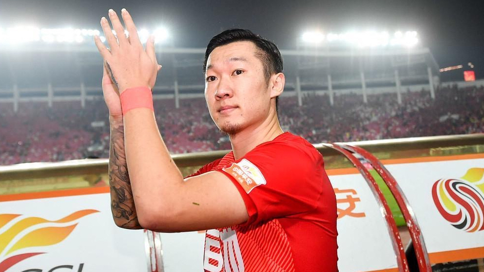 Xu Xin aplaude a los aficionados tras un partido del Guangzhou FC en el estadio de Tianhe
