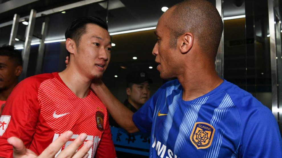 Los ex rojiblancos Xu Xin y Miranda se saludan en la previa de un partido entre Guangzhou FC y Jiangsu FC.