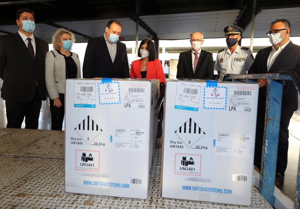 La ministra de Sanidad, Carolina Darias asiste a la descarga de un nuevo envo de vacunas contra la covid-19 de Pfizer/BioNTec en el aeropuerto de Gran Canaria /