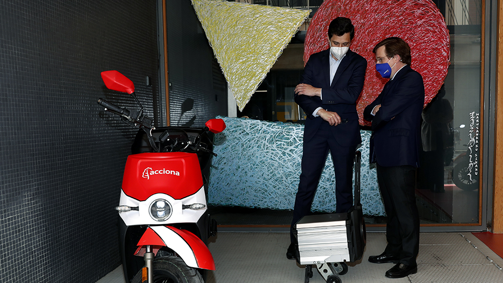 El directivo de Acciona muestra su moto elctrica al alcalde de Madrid