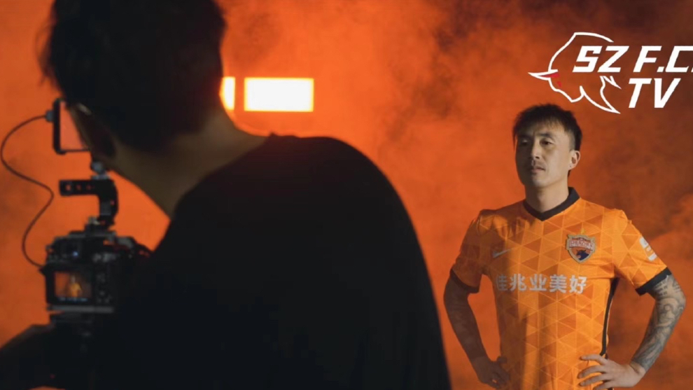 El futbolista Wang Yongpo luce la nueva camiseta en un video promocional del club