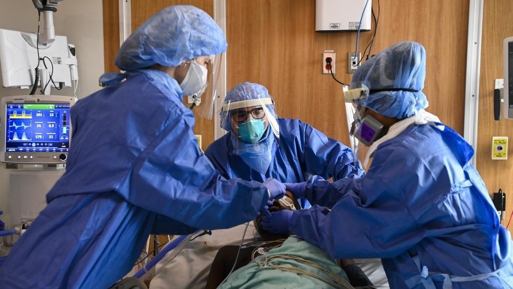 Un equipo mdico se esfuerza en la atencin a un paciente de 60 aos de edad en Canad