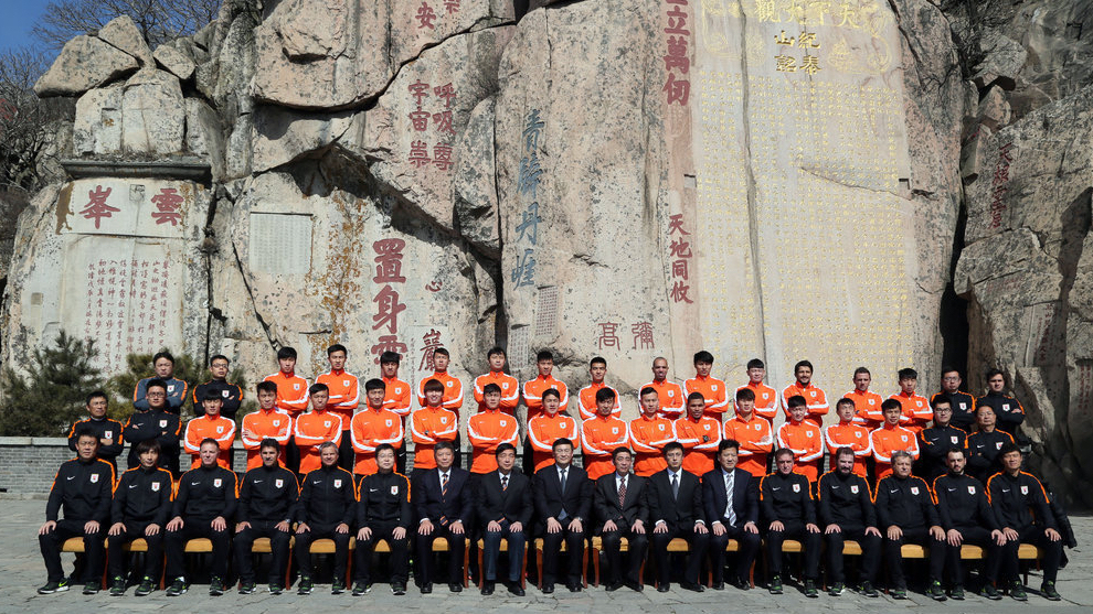 La plantilla del Shandong Taishan se hace una foto de grupo tras ascender al Monte Tai