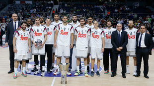 El Real Madrid con el trofeo de campen de la Euroliga en 2015