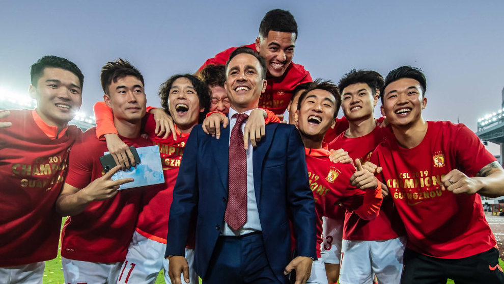 Fabio Cannavaro posa sonriente delante de un grupo de futbolistas del Guangzhou FC tras conquistar el título de la Superliga china en 2019