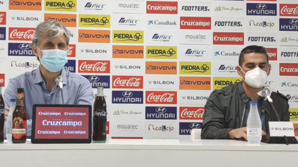 Pablo Alfaro y Juanito, director deportivo, en el anuncio de la destitución del técnico maño