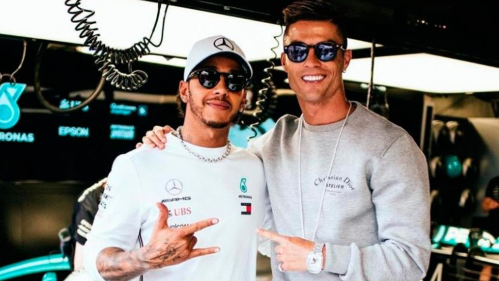 Hamilton posa junto a Cristiano Ronaldo.