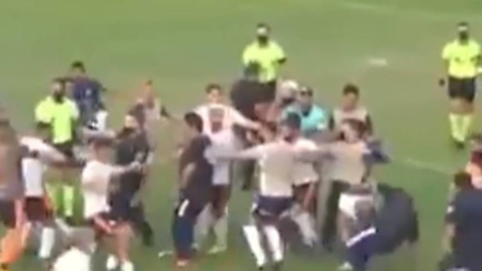 Impactante pelea en la cuarta división del fútbol argentino: ¡Hasta los aficionados se metieron!