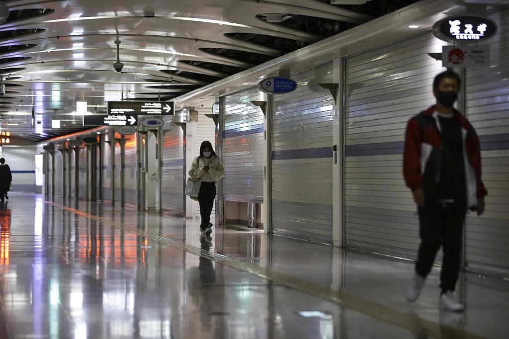 Tiendas del metro de Tokio, cerradas. Japn ha endurecido el confinamiento ante el recrudecimiento de la pandemia