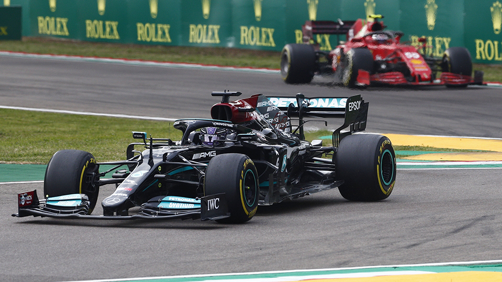 Mercedes en el circuito de Imola.
