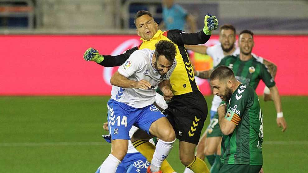 Óscar Whalley salta junto a Carlos Ruiz en la acción que acabó como penalti en el Heliodoro