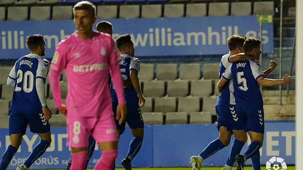 Jaime Snchez  celebra con sus compaeros su gol al Mallorca, mientras Salva Sevilla se lamenta