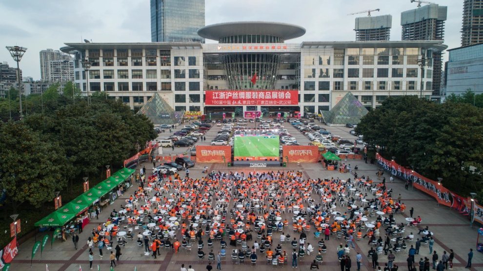 Aficionados del Wuhan FC siguen en una pantalla gigante las evoluciones del equipo en su debut liguero.