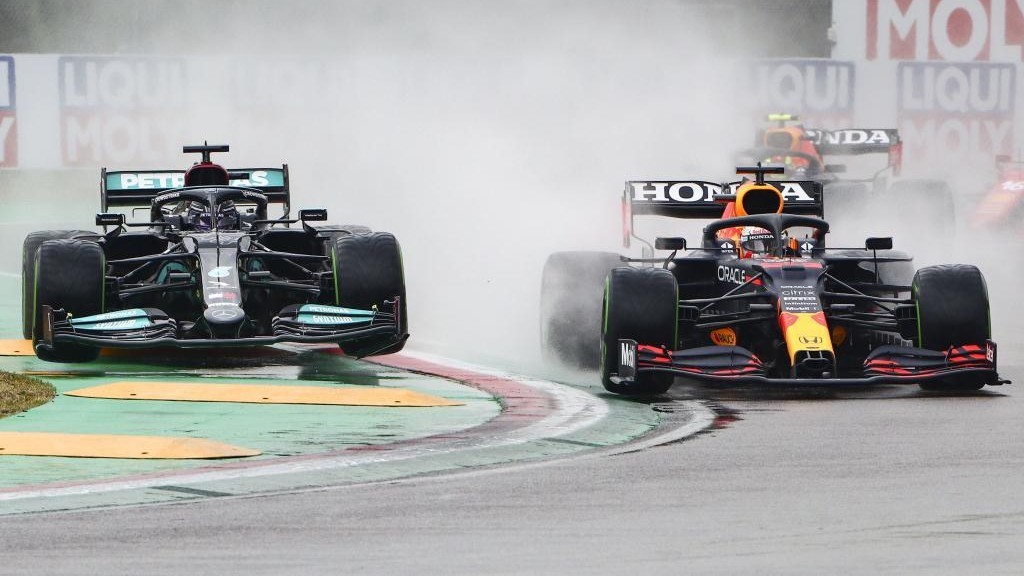 Hamilton y Verstappen, en la segunda curva del GP de Emilia Romagna.
